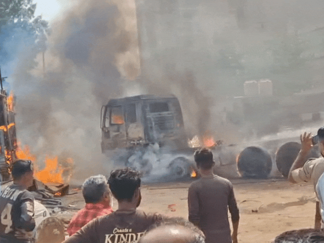 टायरों के जलने से धुएं का गुबार दूर-दूर तक नजर आने लगा था।