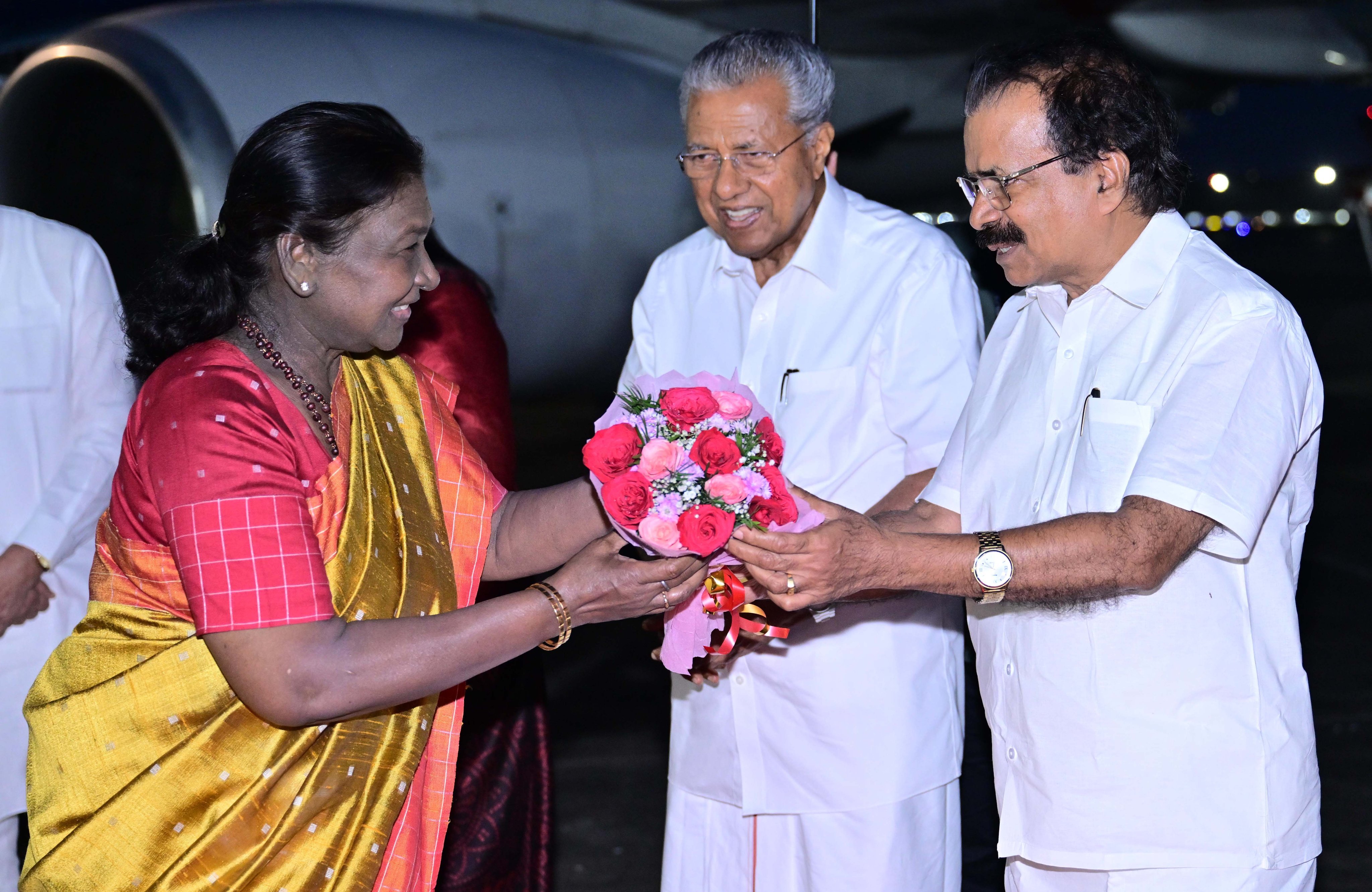 राज्यपाल राजेंद्र विश्वनाथ आर्लेकर और सीएम पिनाराई विजयन ने राष्ट्रपति मुर्मू का स्वागत किया।
