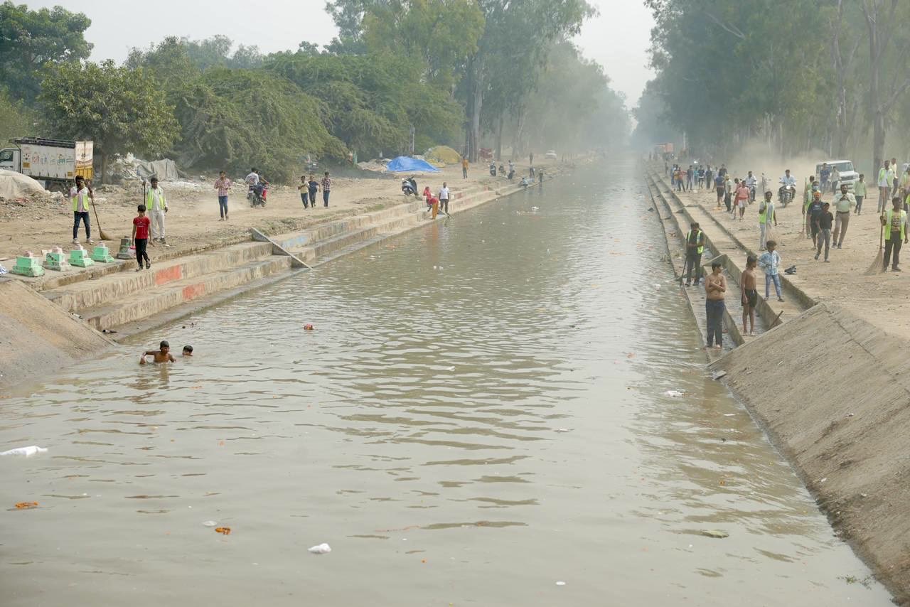 छठ महापर्व की पूजा के लिए मुनक नहर के किनारे घाटों की सफाई की जा रही है।