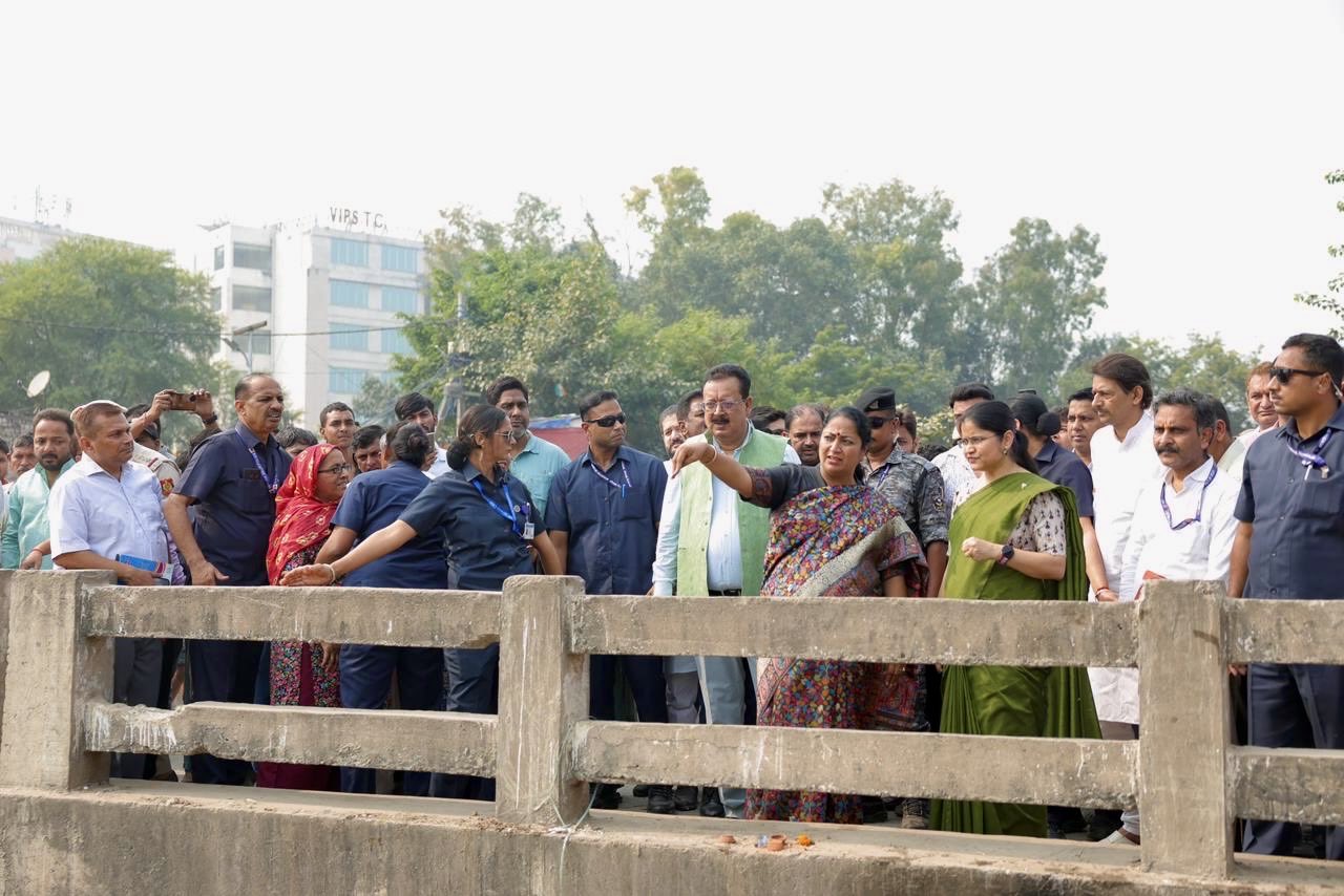 सीएम रेखा गुप्ता ने प्रेमबाड़ी पुल, सिंगलपुर के किनारे छठ महापर्व के आयोजन को लेकर तैयारियों का निरीक्षण किया।