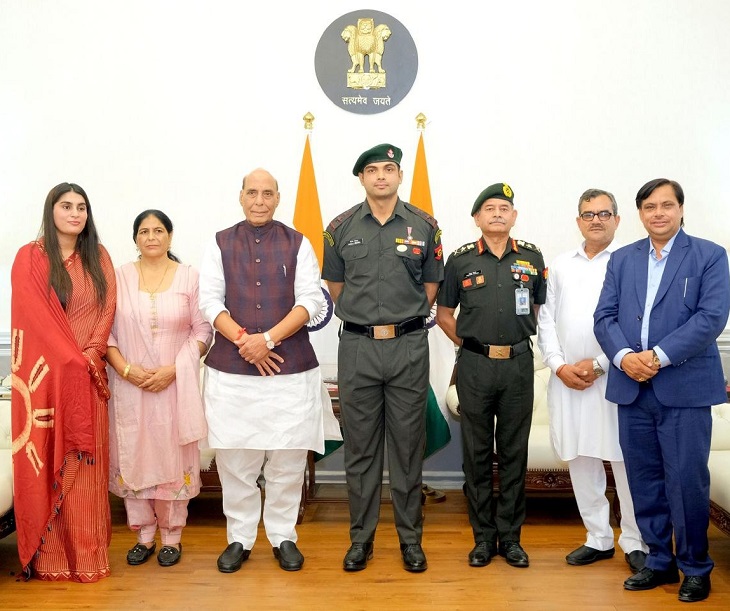 समारोह के फोटो सेशन में रक्षा मंत्री राजनाथ सिंह, थल सेना प्रमुख जनरल उपेंद्र द्विवेदी के साथ नीरज, उनकी पत्नी हिमानी, मां सरोज देवी, पिता सतीश चोपड़ा और चाचा भीम चोपड़ा।