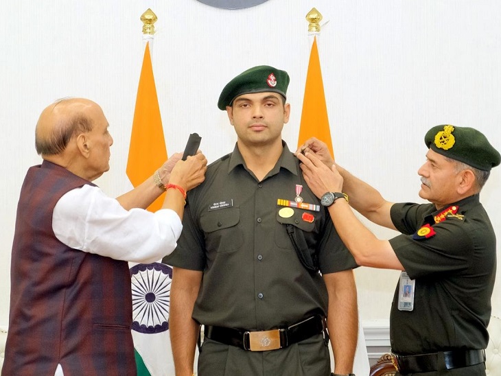नीरज चोपड़ा को लेफ्टिनेंट कर्नल की उपाधि देते हुए रक्षा मंत्री राजनाथ सिंह और थल सेना प्रमुख जनरल उपेंद्र द्विवेदी।