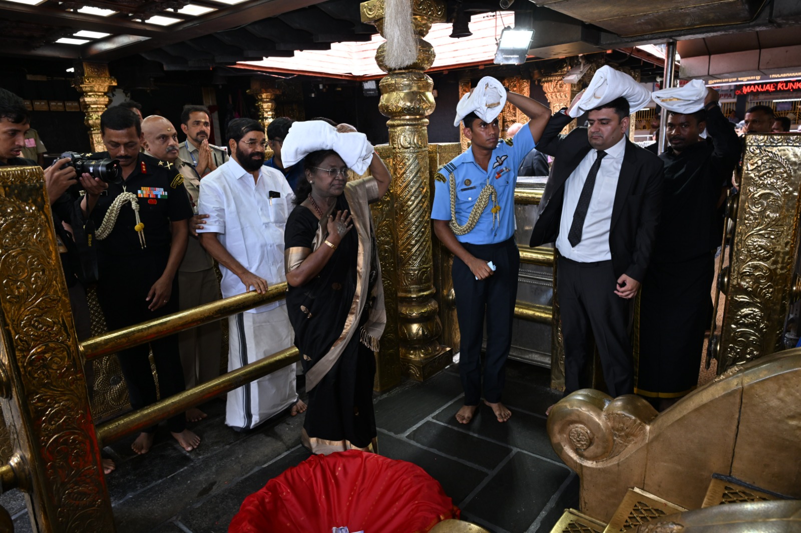 राष्ट्रपति मुर्मू ने अय्यप्पा मंदिर में पूजा-अर्चना की। ऐसा करने वाली वह महिला राष्ट्रपति बन गईं हैं।