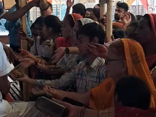 गोविंददेवजी मंदिर में श्रद्धालु बुधवार को अन्नकूट प्रसाद लेते हुए।