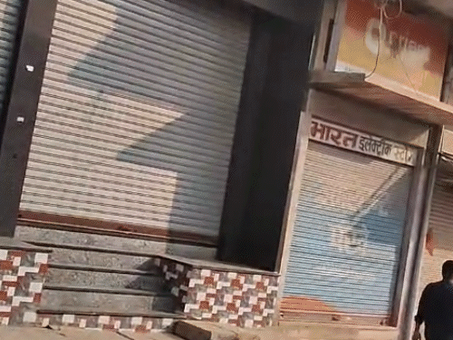 घटना के विरोध में लोगों ने कस्बे के बाजार को बंद करवा दिया।