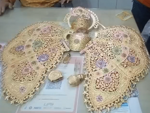 भक्तों द्वारा श्री सांवलिया जी को भेंट किया गया स्वर्णाभूषण श्रृंगार सेट।