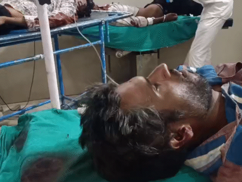 राहगीरों में पांचों युवकों को अस्पताल में पहुंचाया।