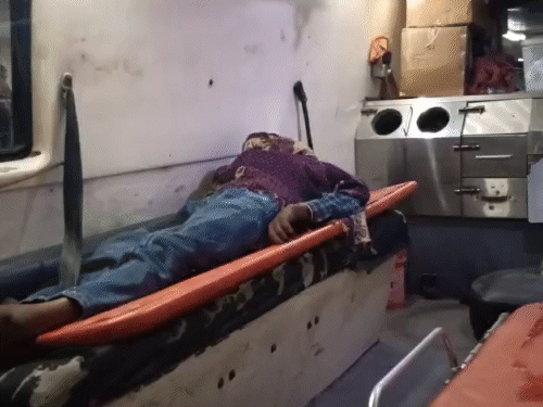 घायलों को अस्पताल में लाया गया है, जहां उनका इलाज जारी है।