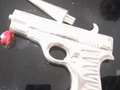 भक्तों द्वारा श्री सांवलिया जी को भेंट की गई चांदी की पिस्तौल।