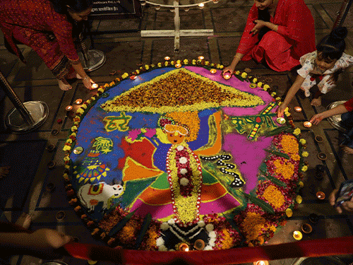 भरतपुर और जयपुर के बीच घनिष्ठ संबंध रहे हैं, और भरतपुर गोवर्धन की 84 कोस परिक्रमा का हिस्सा है। यहीं से यह लोक परंपरा आमेर होते हुए जयपुर तक पहुंची।