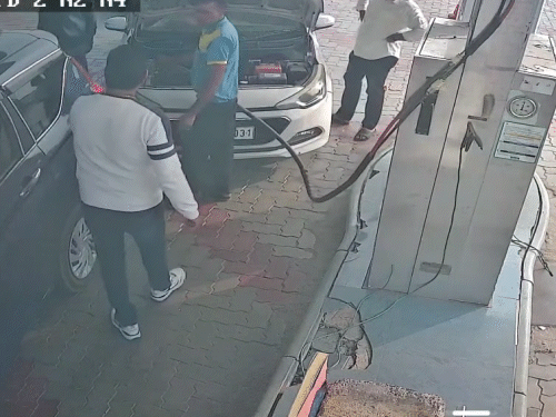 SDM कार से उतरे और पंपकर्मी का गला पकड़ कर धक्का दे दिया।