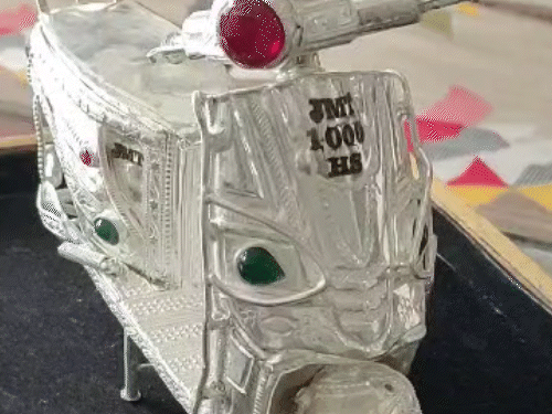 श्रद्धालु ने चढ़ावे में अर्पित किया चांदी का स्कूटर, आकर्षण का बना केंद्र।