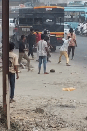 पुलिस वैन पर पथराव करती भीड़