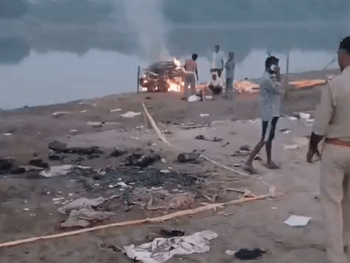 पुलिस ने शव कब्जे में लेकर परिजनों की मौजूदगी में राजघाट में दाह संस्कार कराया