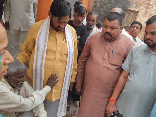 मोहनलालगंज के पूर्व सांसद कौशल किशोर और विधायक अमरेश रावत ने पीड़ित से मिलकर मामले में न्याय दिलाने का आश्वासन दिया।