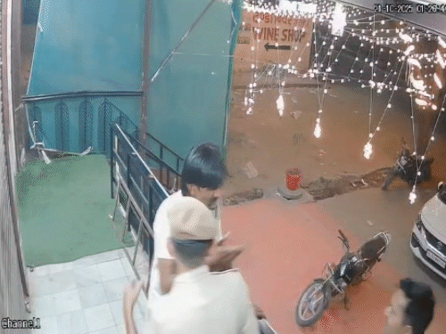 सीसीटीवी में एक पुलिसकर्मी सादा ड्रेस में और एक वर्दी में नजर आ रहा थे।