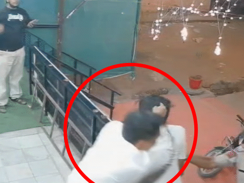 एक पुलिसकर्मी होटल कर्मचारी के बाल पकड़कर खींचता नजर आया था।