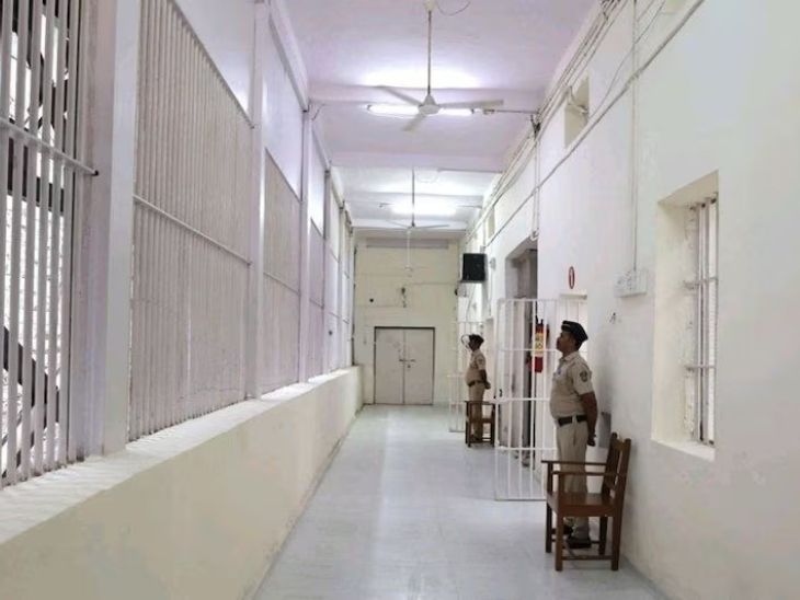 चोकसी को बैरक नंबर 12 में रखा जाएगा।