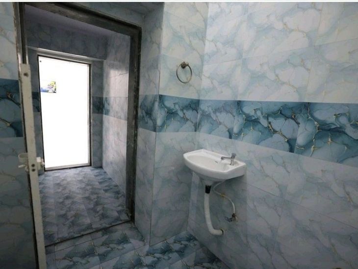 सेल में अटैच्ड टॉयलेट होगी।