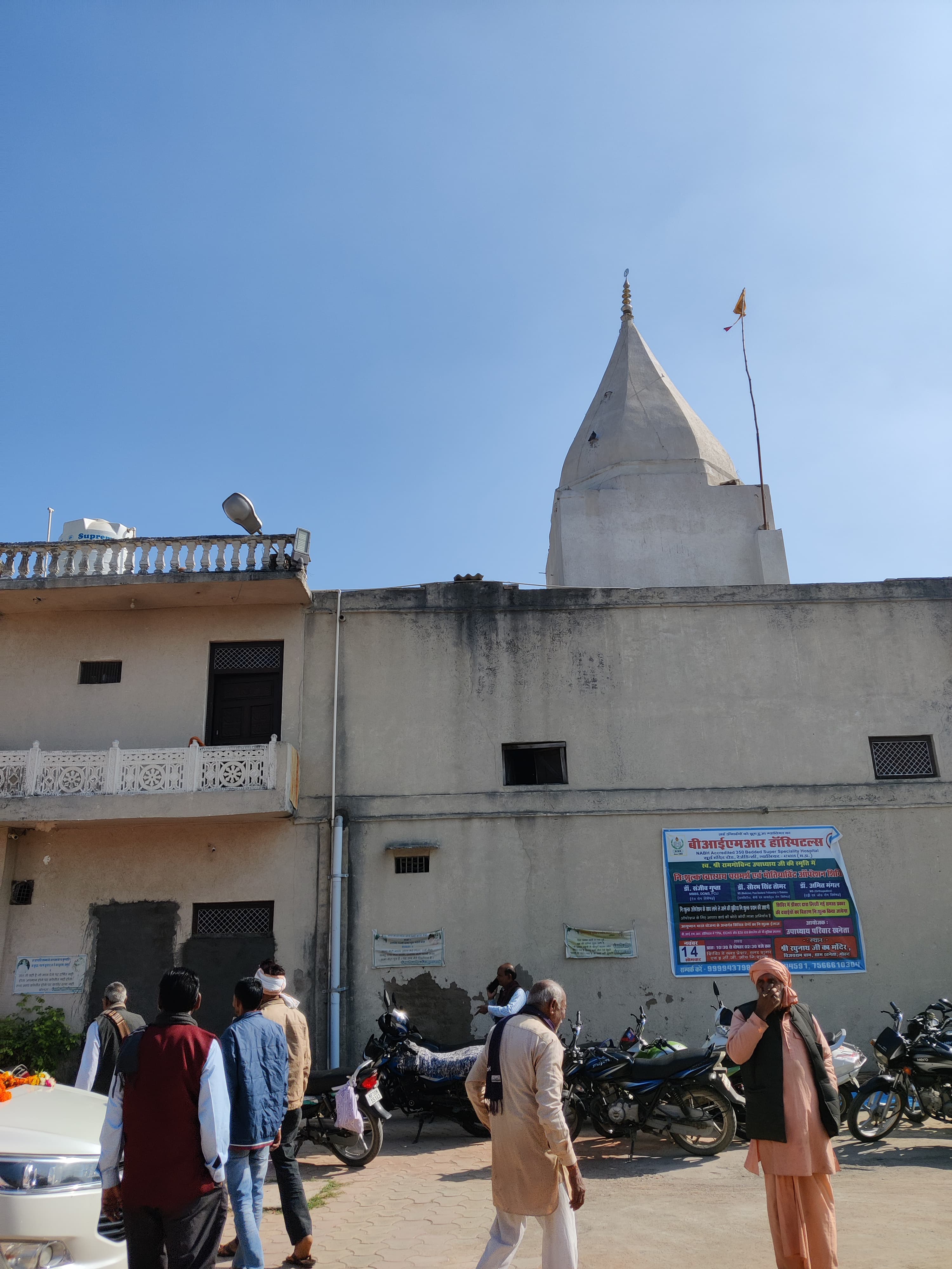 मंदिर परिसर का दृश्य।