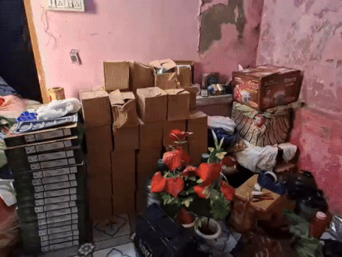 पीड़ित परिवार बेटी की शादी के लिए आगरा गया हुआ था। शादी से घर पहुंचे तो ताले टूटे हुए मिले।