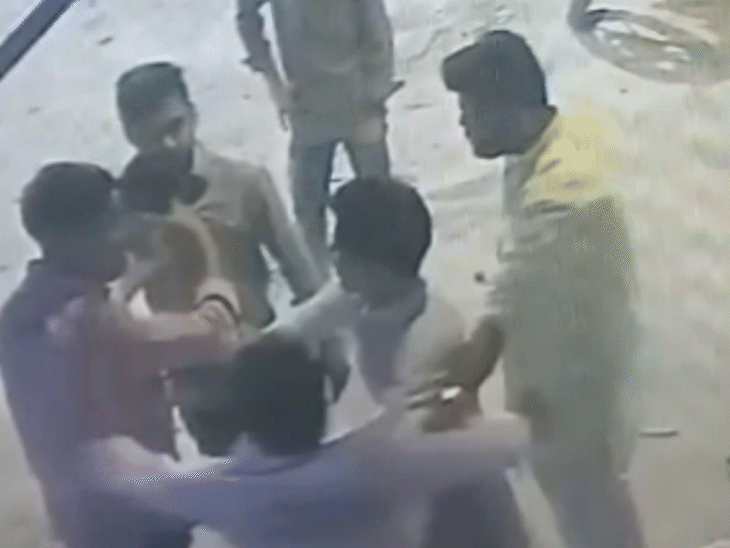 वीडियो में बदमाश मारपीट करते हुए दिखाई द रहे हैं।