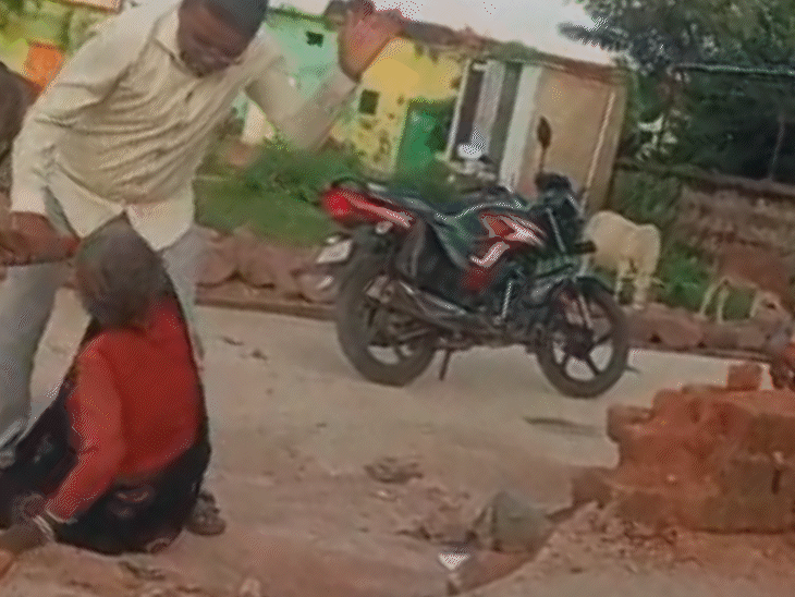 राजकुमार जमीन पर पड़ी बुजुर्ग पर लगातार थप्पड़ बरसा रहा है।