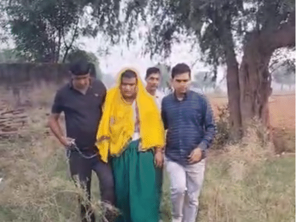 गिरफ्तारी के डर से महिला के कपड़े पहनकर भाग रहा था बदमाश।