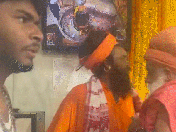 विवाद के बाद संत नंदीहॉल से बाहर की तरफ चले गए।