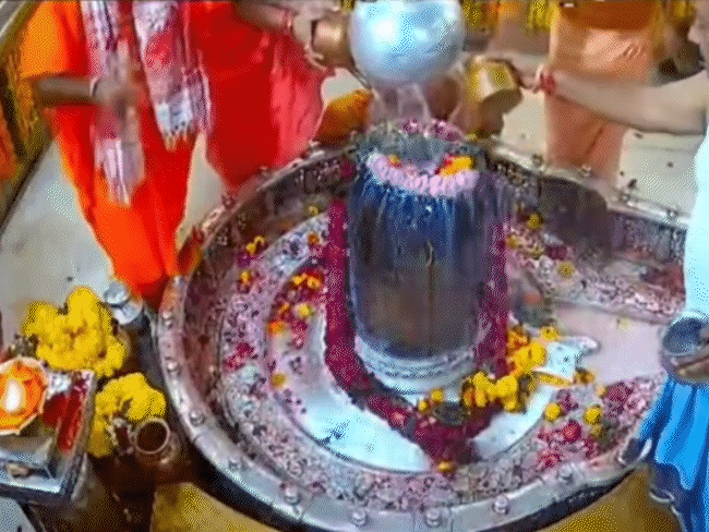 महाकाल के अभिषेक के दौरान संत और पुजारी में विवाद शुरू हुआ।