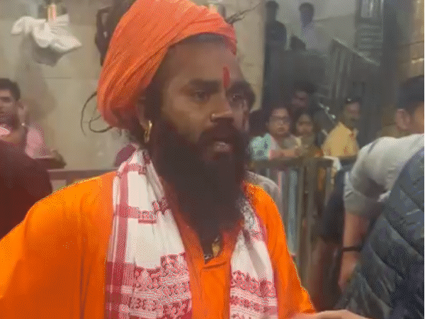 नंदीहॉल में पुजारी और संतों को एक-दूसरे से अलग किया गया।