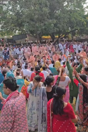 भक्त नाचते-झूमते दिखाई दे रहे हैं। भजन गा रहे हैं।