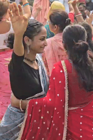 महिलाएं भी भक्ति में डूबी नजर आ रही हैं।