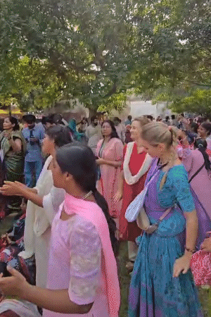 देश-प्रदेश के अलावा विदेश से आए लोग भी बढ़-चढ़ कर पूजा में हिस्सा ले रहे हैं।