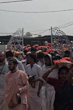 भक्त अपने सिर पर भोग रखकर गिरिराज जी को चढ़ाने के लिए लेकर आए हैं।