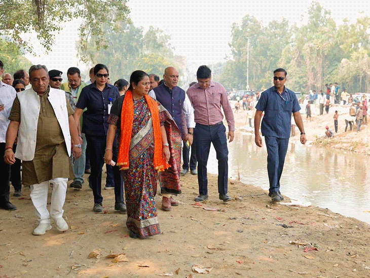 दिल्ली की सीएम रेखा गुप्ता ने छठ महापर्व को लेकर घाटों पर तैयारियों का निरीक्षण किया। - Dainik Bhaskar