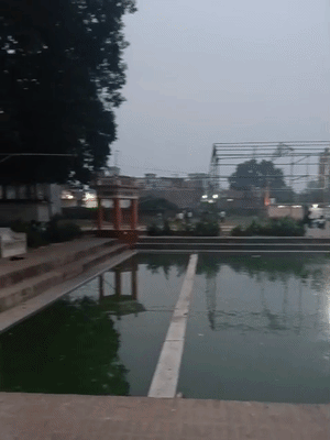 ये वही मंदिर परिसर है, जहां की घटना है।