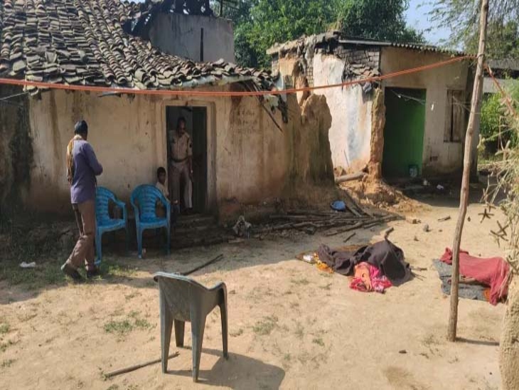 घर के आंगन में पति-पत्नी की लाश पड़ी मिली।