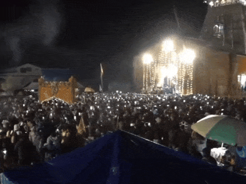 रात के समय हुई आरती में मंदिर परिसर में लगी भक्तों की भारी भीड़।