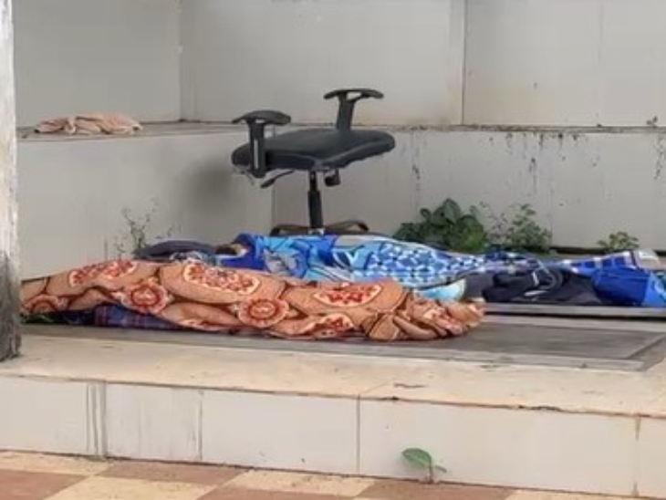 पोस्टमॉर्टम के बाद शव परिजनों को सौंपा जाएगा।
