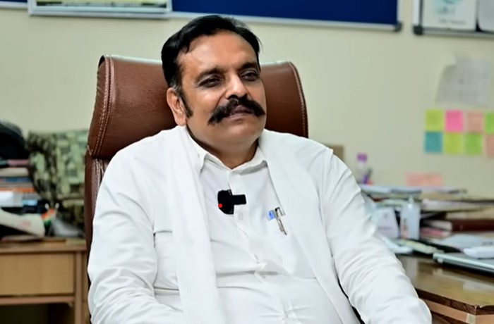 पॉड कास्ट में बातचीत करते पूर्व IPS कुंवर विजय प्रताप सिंह।