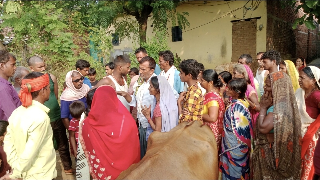 घर के बाहर जुटी लोगों की भीड़।