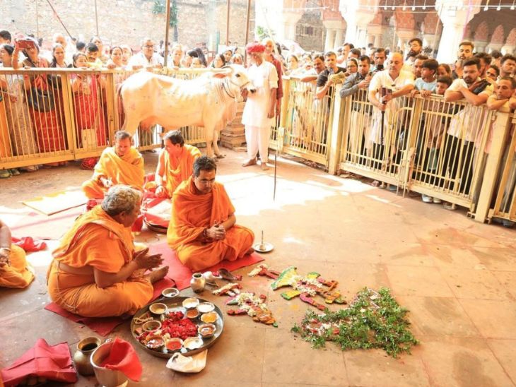 गोविंद देवजी मंदिर महंत अंजन कुमार गोस्वामी ने मंदिर परिसर में गोवर्धन पूजा की।