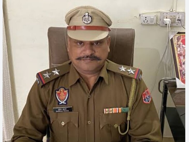 एसएचओ भूषण कुमार जिन पर महिलाओं से अश्लील बातचीत के आरोप लगे हैं।