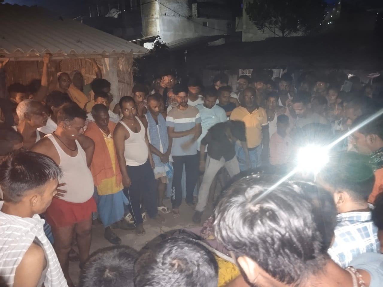 घटना की सूचना मिलने के बाद स्थानीय थाने और रेलवे पुलिस मौके पर पहुंचकर जांच में जुट गई है।