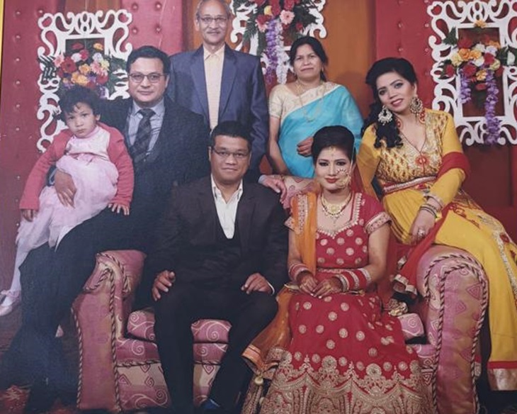 आरोपी रविंदर के शादी की फोटो। पीछे मां सुशीला, सोफे पर बैठा बड़ा भाई दविंदर नेगी।