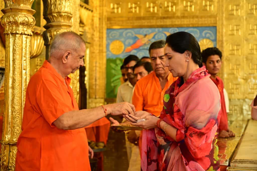 उपमुख्यमंत्री दीया कुमारी ने आज जयपुर स्थित प्रसिद्ध मोती डूंगरी गणेश मंदिर पहुंचकर भगवान गणेश के दर्शन किए और प्रदेशवासियों की सुख-समृद्धि की कामना की।