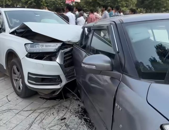 हादसे में ऑडी कार का आगे का हिस्सा भी क्षतिग्रस्त हुआ और गाड़ी के एयरबैग खुल गए।