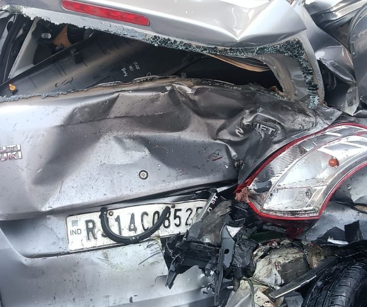 ऑडी कार की टक्कर से स्विफ्ट कार पीछे से पूरी तरह से पिचक गई।