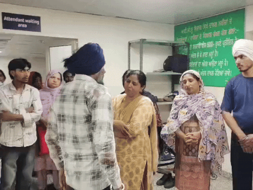 गुरदासपुर में दिवाली की रात धमाका:  एक ही परिवार के 7 लोग झुलसे, अमृतसर में इलाज जारी, मदद की गुहार – Gurdaspur News